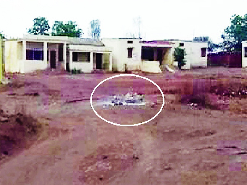 Shocking ! cremation will take place infront of Zilla Parishad school in Hadadgaon; Due to fear students fall ill | धक्कादायक ! हदगावात जिल्हा परिषद शाळेसमोरच होतो अंत्यविधी; भीतीने विद्यार्थी पडतात आजारी 