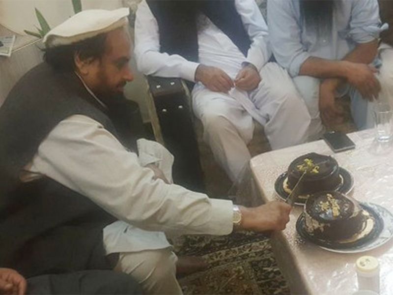 Hafiz Saeed celebrates release by cutting cake | हाफिज सईदच्या सुटकेनंतर पाकिस्तानमध्ये रात्रभर जश्न, केक कापून साजरं केलं स्वातंत्र्य