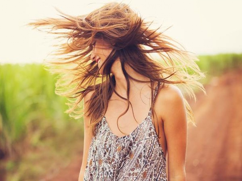 Summer special hair care tips for shiny healthy and strong hair | उन्हाळ्यातही केस हेल्दी आणि चमकदार ठेवायचे आहेत?; 'या' टिप्स फॉलो करा 