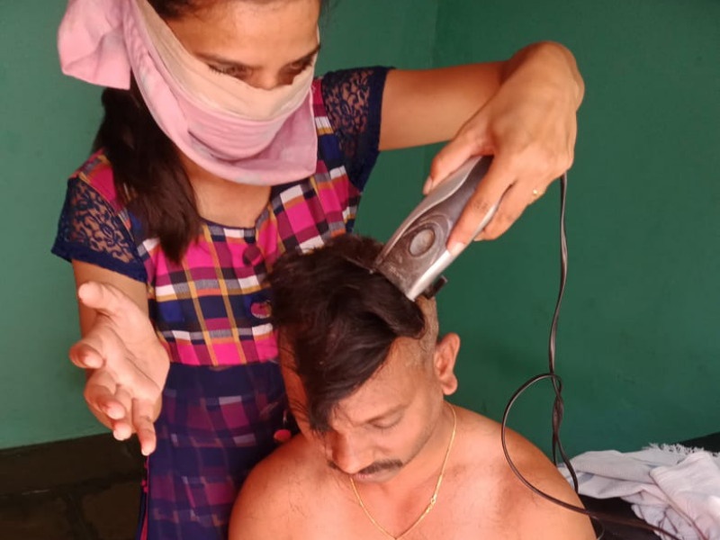Many young people making hair cutting at home in lockdown; Women Class Initiatives | लॉकडाउनच्या काळात घरीच केलेले ‘कोरोना कट’ सोशल मीडियावर 'सुपरहिट' ; महिला वर्गाचा पुढाकार