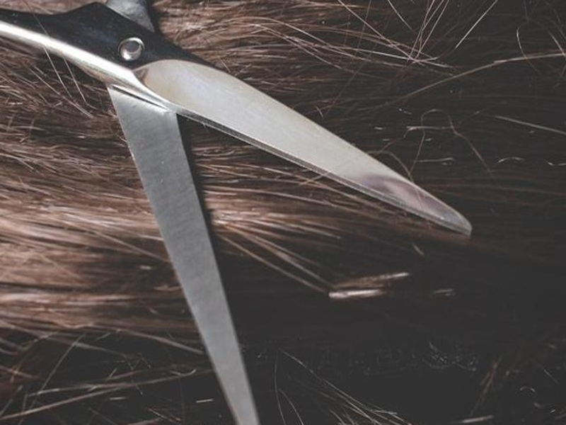 In Kalyana, the case of a woman's hair cut, and in Bhinder | कल्याणामध्ये विद्यार्थिनीचे कापले केस, भार्इंदरमध्येही महिलेचे केस कापल्याची घटना