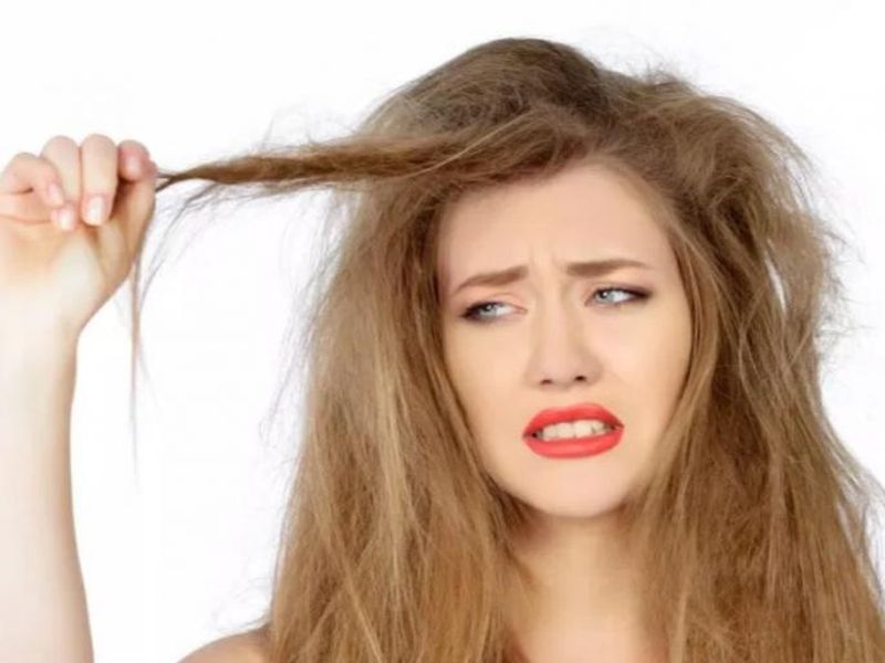 5 easy hair care tips to get long and strong hair in humid weather | या 5 गोष्टींच्या माध्यमातून पावसाळ्यात केसांची घ्या काळजी!