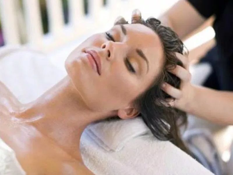 Benefits of hair oil massage in winters | हिवाळ्यात केसगळती आणि डॅंड्रफ दूर करण्यासाठी खास ट्रिक!
