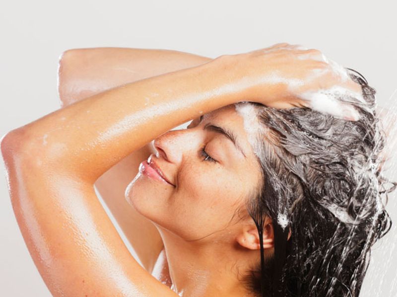 Hot or cold water what is good for hair wash | केस धुण्यासाठी थंड किंवा गरम, कोणतं पाणी योग्य?