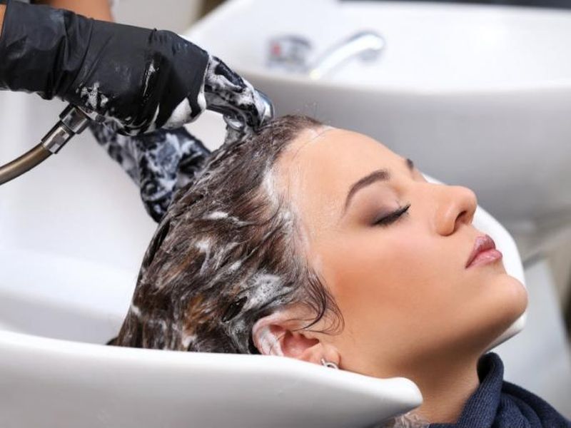 hair care tips : how often one should shampoo hair benefit or drawback of shampoo every day | आठवड्यातून किती वेळा शॅम्पू कराल? जाणून घ्या; शॅम्पूने केस धुण्याचे फायदे आणि नुकसान!