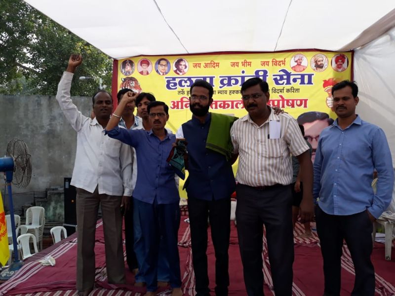 The seventh day of the halba agitation in Nagpur: Youths shout slogan | नागपुरात हलबा आंदोलनाचा सातवा दिवस : तरुणांनी केली नारेबाजी