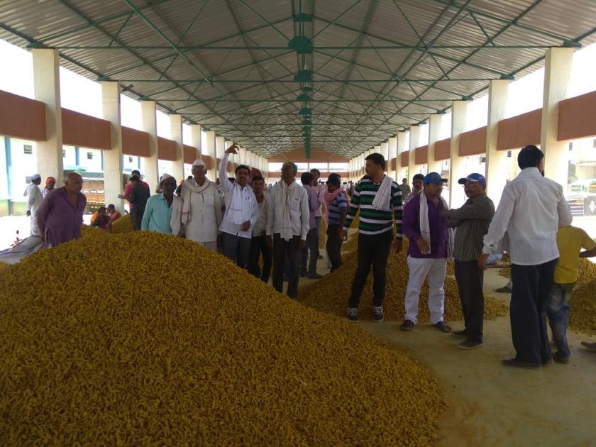 Buying of turmeric for just one day in a week at Risod market committee | आठवड्यातून केवळ एकच दिवस हळद खरेदी !