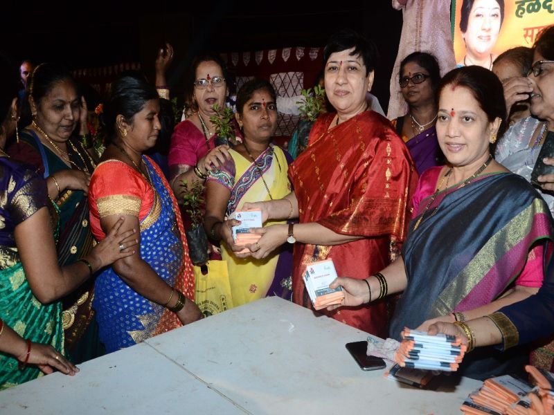 Women of Versova women stripped of sanitary napkins, MLAs The new method laid by Bharti Lovavekar | वर्सोव्यातील महिलांनी लुटले सॅनिटरी नॅपकिन्सचे वाण, आमदार डॉ. भारती लव्हेकर यांनी घातला नवा पायंडा