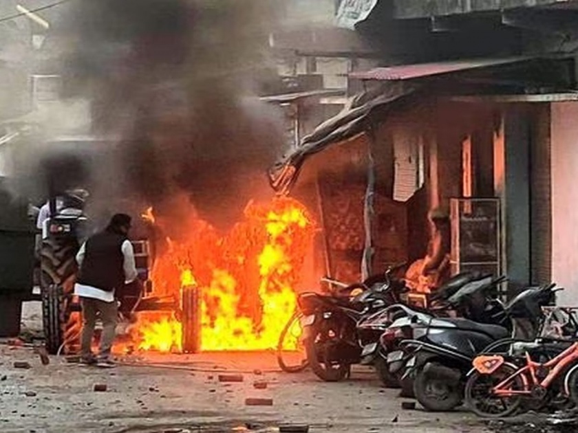 Haldwani Violence Updates : The angry mob was going to burn the policemen alive, Nainital District Collector gave shocking information | संतप्त जमाव पोलिसांना जिवंत जाळणार होता, नैनीतालच्या जिल्हाधिकाऱ्यांनी दिली धक्कादायक माहिती  