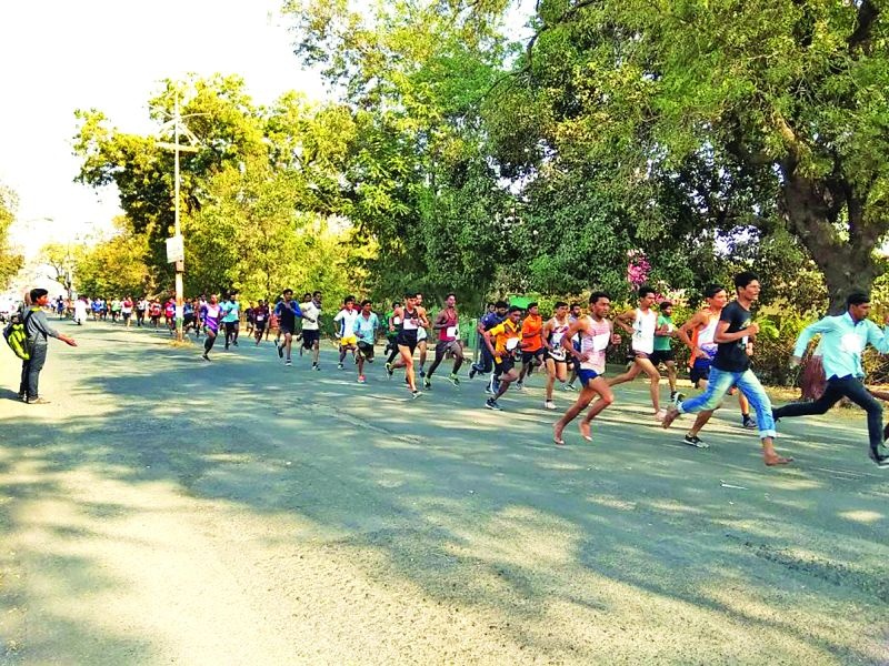 Civic President Half Marathon Tournament: Suresh Wagh First of Nashik | नगराध्यक्ष चषक हाफ मॅरेथॉन स्पर्धा : नाशिकचा सुरेश वाघ प्रथम