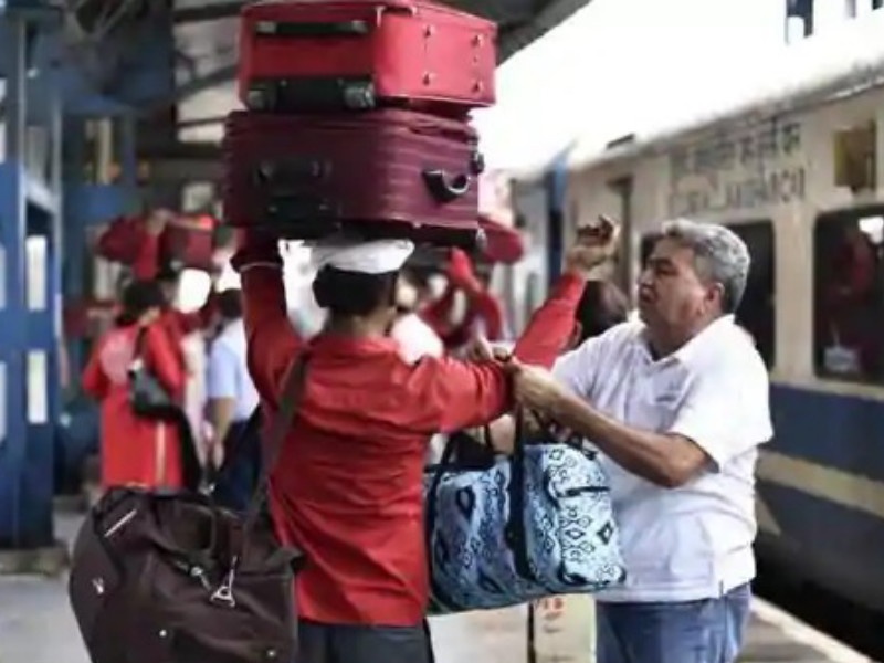 Arbitrary on pune station peoples have to pay 400 to 500 rupees to carry the bag | पुणे स्टेशनला हमालांची मनमानी; बॅगा घेऊन जाण्यासाठी द्यावे लागतात ४०० ते ५०० रुपये