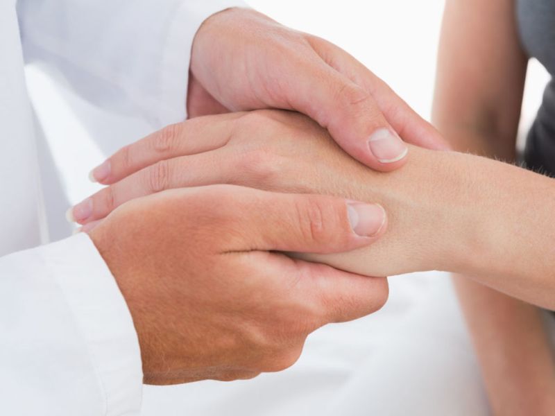 Diseases conditions if shaking hands then be careful | तुमचेही हात थरथरत असतील तर वेळीच व्हा सावध, जाणून घ्या कारणे!