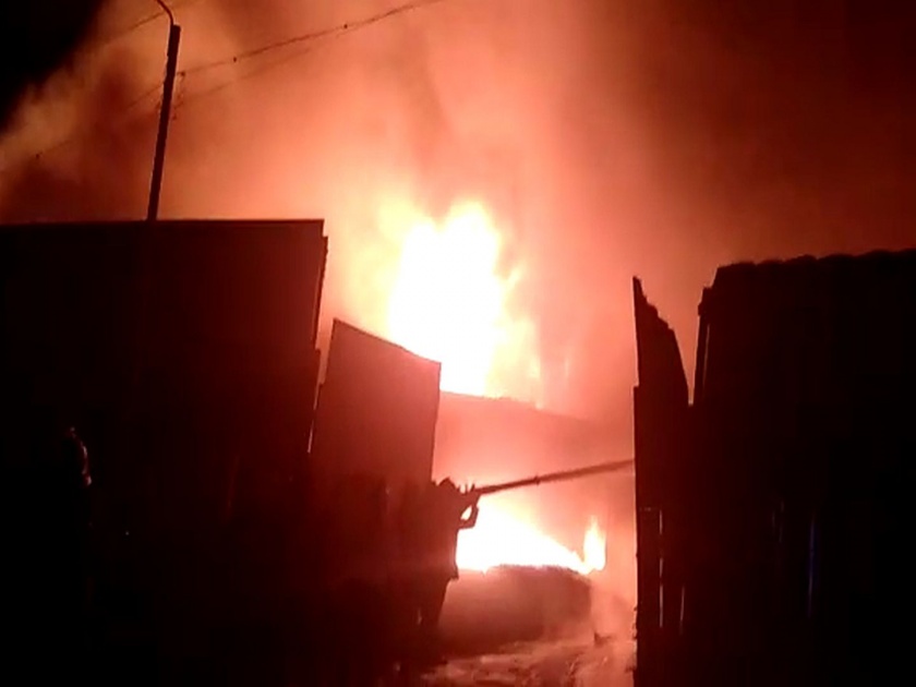 Fire in Plastic warehouse in Handwadi | हंडेवाडीत प्लॉस्टिक गोदामाला आग 