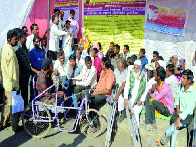 handicaped people dharane In front of Nanded District Civic | नांदेड जिल्हा कचेरीसमोर दिव्यांगांचे बेमूदत धरणे