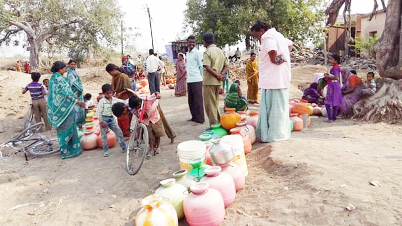 Due to drought; The residents of Hanjgi village migrated due to lack of water | दुष्काळाची दाहकता; पाण्याअभावी हंजगी गावातील ग्रामस्थांनी केले स्थलांतर