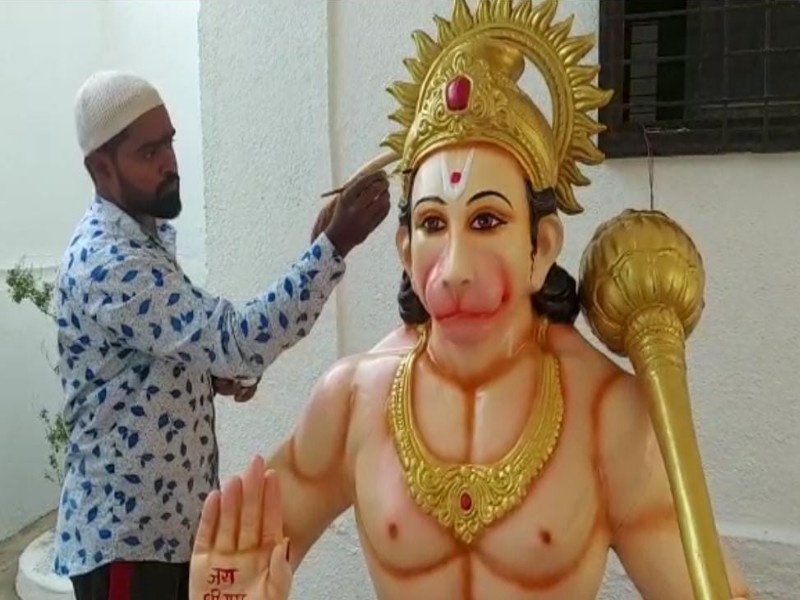 Muslim brothers paint idol of Hanuman in Maha Aarti in Pune | पुण्यात झालेल्या 'महाआरती' तील हनुमानाची मुर्ती रंगवली मुस्लिम बांधवाने!