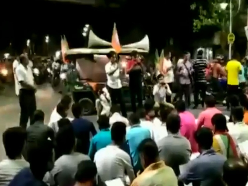 West Bengal BJP Yuva Morcha recite Hanuman Chalisa near Bally Khal in Howrah | Video: 'रस्त्यावर नमाज अदा केला जाऊ शकतो तर हनुमान चालीसा पठण का नाही?'