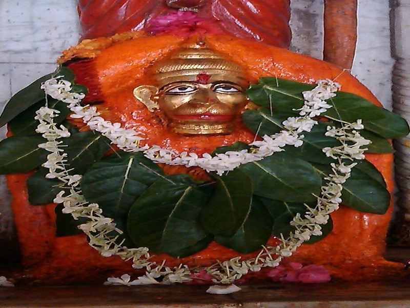 Stolen the mask of Panchdhatu from Hanuman temple at Dharur | धारूर येथे हनुमान मंदिरातील पंचधातूचा मुखवटा चोरीला 