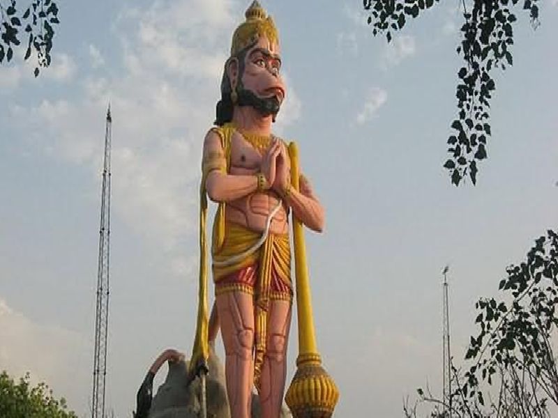 Offering a 2.5 kg gold crown to Hanuman | हनुमानाला २.५ किलो सोन्याचा मुकुट अर्पण