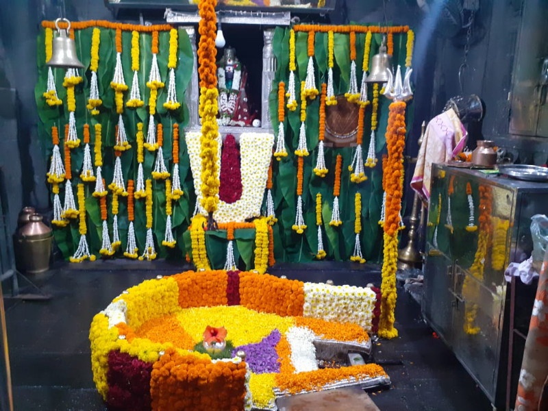 Har Har Mahadev! Mahapuja to Shri Kshen Bhimashankar on the occasion of Shravani Monday; Attractive decoration of 300 kg flowers | हर हर महादेव! श्रावणी सोमवारनिमित्त श्री क्षेञ भीमाशंकरला महापूजा; ३०० किलो फुलांची आकर्षक सजावट