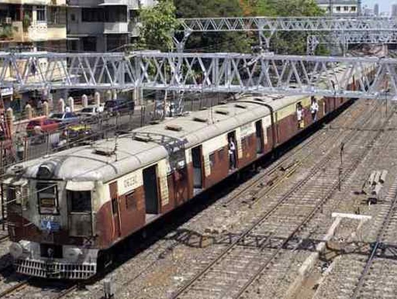 Traffic disruption on Harbor rail route, coming to Mumbai | हार्बर रेल्वे मार्गावरील वाहतूक विस्कळीत, मुंबईकडे येणा-या चाकरमान्यांचे हाल