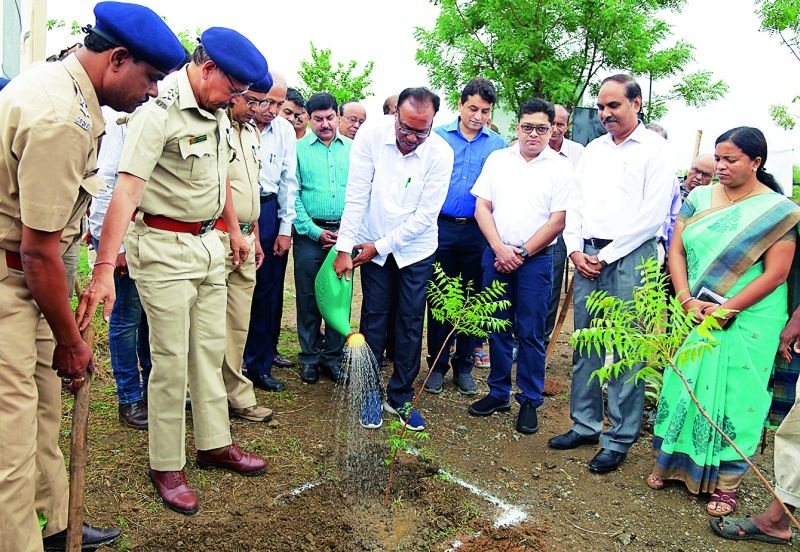 Let's to take shape of the 'Green Maharashtra' from the tree plantation : Chandrashekhar Bawankule | वृक्षलागवडीतून ‘हरित महाराष्ट्र’ साकारू या : चंद्रशेखर बावनकुळे