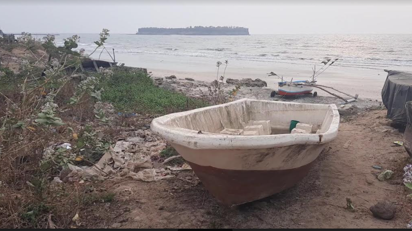 The owner of the boat was found at Harnai | हर्णै येथे आढळलेल्या बोटीच्या मालकाचा लागला शोध