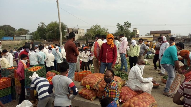 The crowds in the vegetable market continued; Traders' decision to close auction | भाजीबाजारात गर्दी कायम; हर्रासी बंद करण्याचा व्यापाऱ्यांचा निर्णय