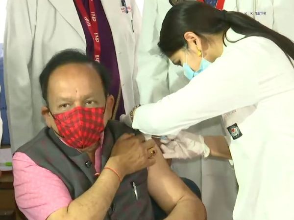 Health Minister Harsh Vardhan took the vaccine from a private hospital at a cost of Rs 250 | आरोग्यमंत्री हर्ष वर्धन यांनी 250 रुपये खर्च करुन खासगी रुग्णालयात घेतली लस