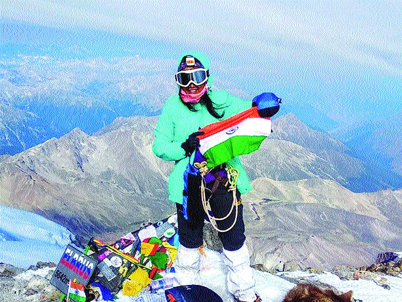 Hilarious tricolor triangulated at Elbruz summit; Two of the seven peaks in the world are made footy | एल्ब्रुझ शिखरावर हर्षालीने फडकवला तिरंगा; जगातील सात शिखरांपैकी दोन केली पादाक्रांत