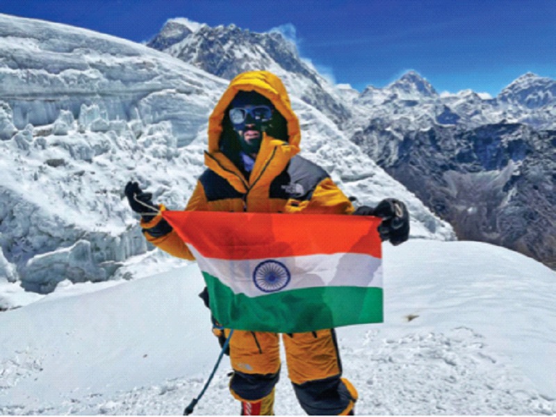 A young man from Vasai hoisted a flag on Mount Everest | कोरोनावर मात करीत गाठले शिखर!, वसईतील तरुणाने माउंट एव्हरेस्टवर फडकविला झेंडा
