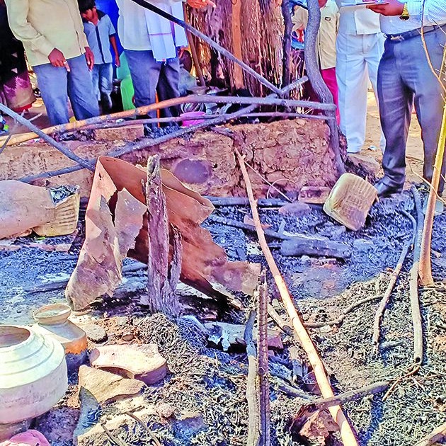 Fire in the house at Hattalale in Muktainagar taluka | मुक्ताईनगर तालुक्यातील हरताळे येथे घराला आग