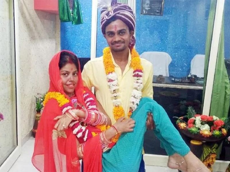 Boy marries disabled girl in Haryana unique love story | हॉस्पिटलमध्ये दिव्यांग मुलीच्या प्रेमात पडला, उचलून घेऊन पूर्ण केली सप्तपदी!