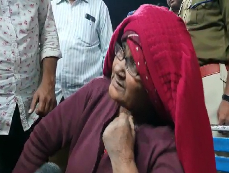 Pak bowed, defeated by the land mafia; The plot of a woman who returned to Aurangabad from pakistan after 17 years was seized | पाकला झुकवले, भूमाफियांनी हरवले; १७ वर्षानंतर औरंगाबादमध्ये परतलेल्या महिलेचा प्लॉट हडप