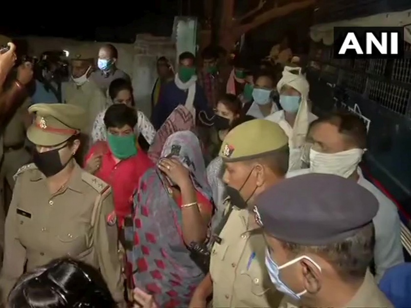 Family Members Of Hathras Gangrape Victim Leave For Lucknow To Appear Before High Court Bench | Hathras Case: कडेकोट पोलीस बंदोबस्तात हाथरस पीडितेचं कुटुंब रवाना; आज हायकोर्टाच्या लखनऊ खंडपीठासमोर सुनावणी