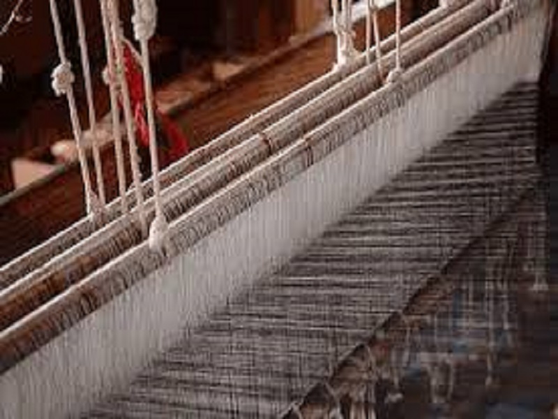 'Ahimsa' Textile Industry on Handlooms: 34 Poor Women's Employment | चौघींचा हातमागावर ‘अहिंसा’ वस्त्र उद्योग : ३४ गरीब महिलांना रोजगार