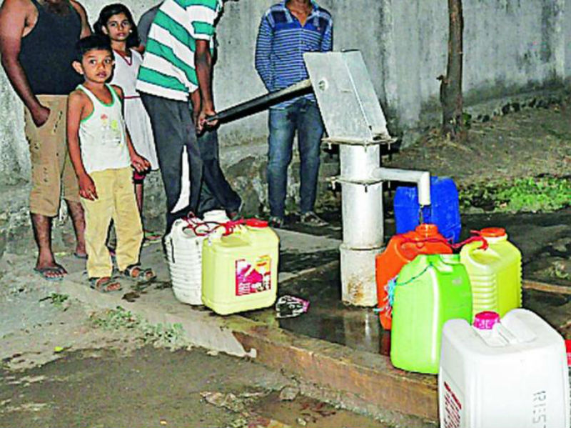 Private contract workers to repair handpumps in Solapur district! | सोलापूर जिल्ह्यातील हातपंपांच्या दुरुस्तीसाठी आता खासगी कंत्राटी कर्मचारी !