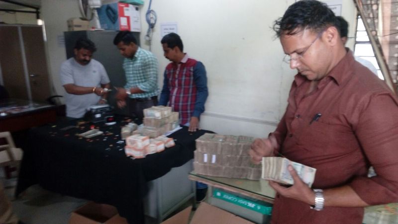 In Nagpur, the police officer has created a conspiracy to rob the cash | नागपुरात पोलीस अधिकाऱ्यानेच रचले रोकड लुटण्याचे षडयंत्र