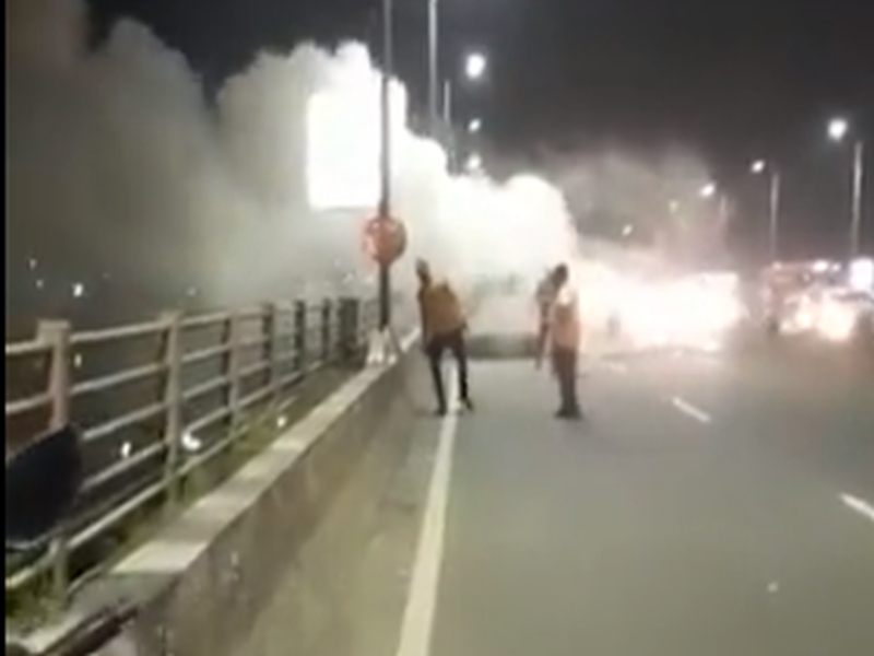 Suddenly a Toyota Innova car caught fire on the Vashi bridge | Video: वाशी खाडी पुलावर अचानक टोयटा इनोव्हा कारला आग