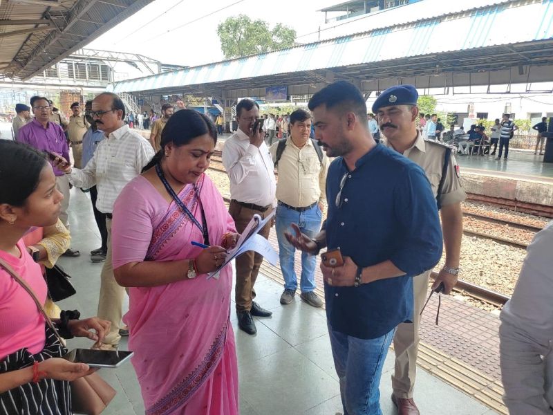 Railway trains going to Konkan should be stopped at Diwa; Inspection of Dombivli, Diva, Thane Station by Passenger Committee of Delhi Railway Board | कोकणात जाणाऱ्या रेल्वे गाड्यांना दिव्यात थांबा द्यावा; दिल्ली रेल्वे बोर्डाच्या प्रवासी समितीकडून डोंबिवली, दिवा, ठाणे स्थानकाची पाहणी 