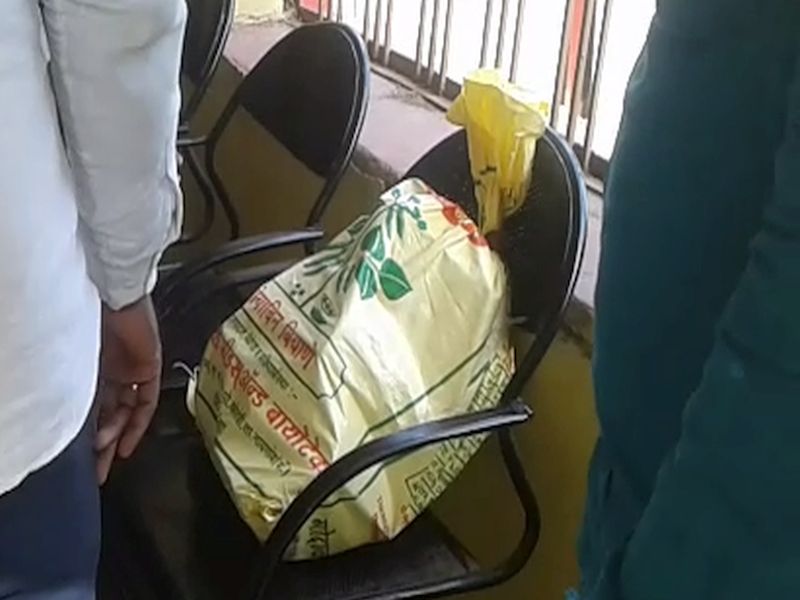 Agriculture department of Naigaon seized a train of fake soybean seeds | नायगावच्या कृषी विभागाने सोयाबीनच्या बनावट बियाण्यांची पकडली गाडी