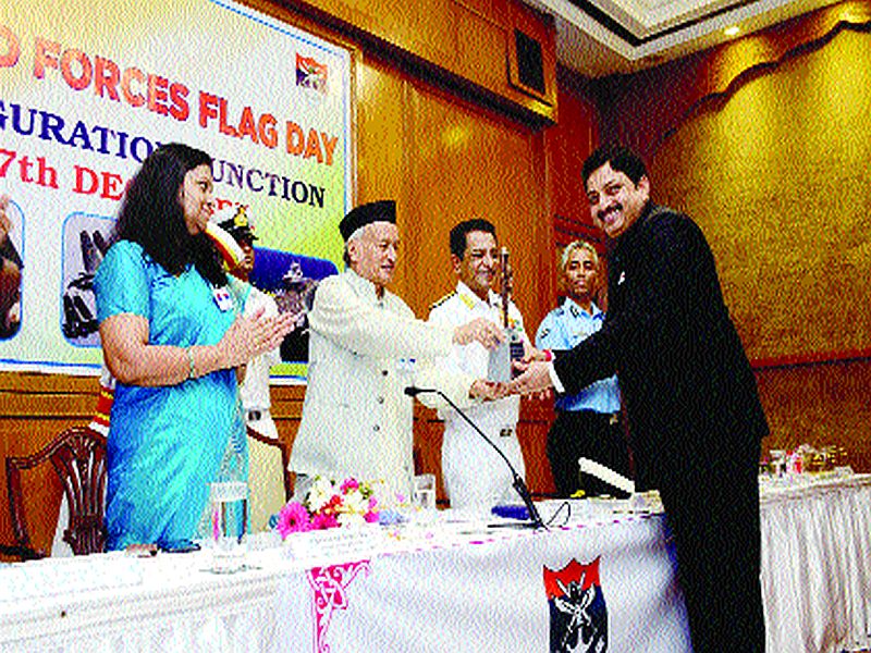 Four crore flag funds collected in Mumbai suburban district; Honor at the hands of the Governor | मुंबई उपनगर जिल्ह्यात चार कोटी ध्वजनिधी संकलित; राज्यपालांच्या हस्ते सन्मान