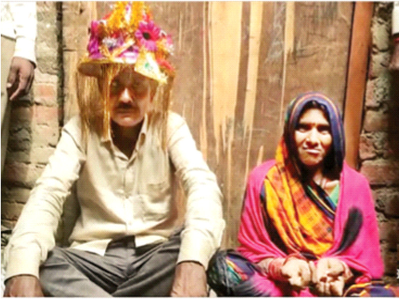 28 years in live-in realtionship, married after six; Girls became brides, events in Uttar Pradesh | २८ वर्षे लिव्ह इनमध्ये, साठीनंतर केले लग्न; मुली बनल्या वऱ्हाडी, उत्तर प्रदेशातील घटना