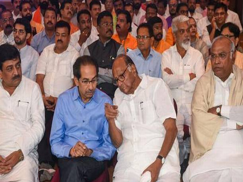 BJP leader Nitesh Rane has criticized the state government along with Shiv Sena leader Sanjay Raut | "महाविकास आघाडीचे सरकार पडणार, ही खरंच अफवा असेल तर..."