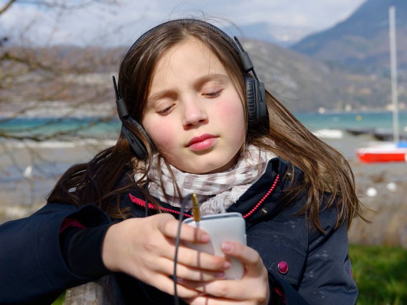 Listening to music on loud sound is dangerous, do not use headphone for more than 4 minutes | फोनवर मोठ्या आवाजात गाणी ऐकणं धोकादायक, मग किती वेळ हेडफोन वापरणं योग्य?