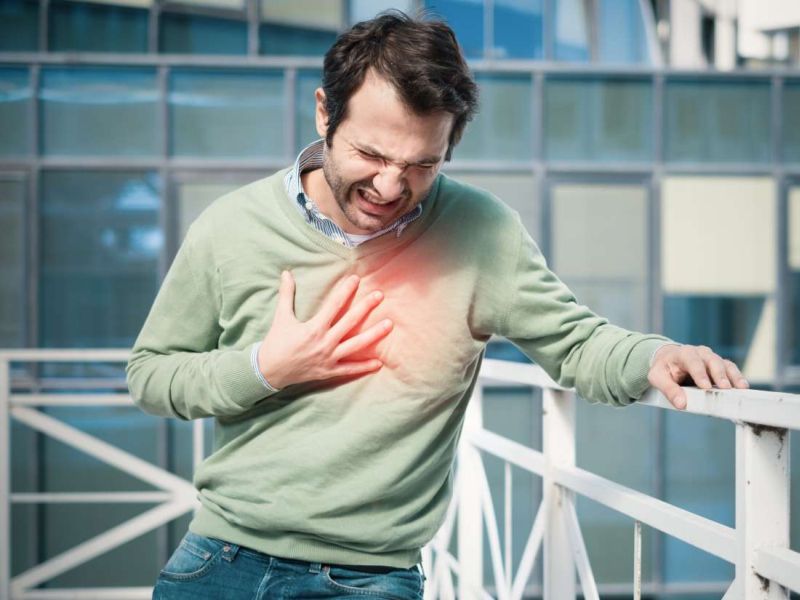 Before heart attack symptoms : Pressure in your chest or arms shortness of breath | Heart Attack : हार्ट अटॅक येण्याआधी नेमकं काय होतं? चुकूनही करू नका दुर्लक्ष