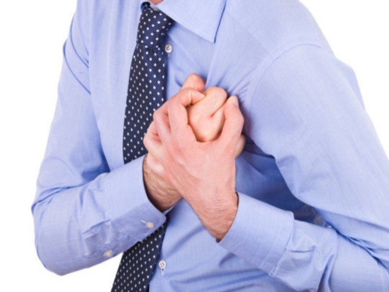 Heart Attack symptom : Excessive sweating is also a symptom of heart attack | Heart Attack symptom : जास्त घाम येणं ठरू शकतं हार्ट अटॅकचं कारण; जाणून घ्या लक्षणं अन् वेळीच व्हा सावध! 