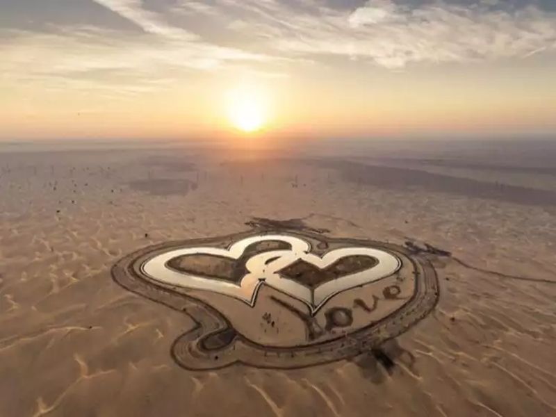 dubai builds heart shaped lake in a desert | अविश्वसनीय अविष्कार! दुबईच्या वाळवंटात साकारला 'लव्ह लेक'