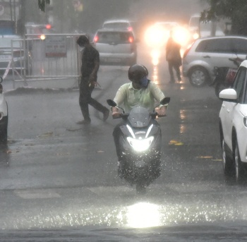 Heavy rainfall in Nagpur: 24.6 mm of rainfall recorded | नागपुरात पावसाची दमदार हजेरी : २४.६ मिमी पावसाची नोंद