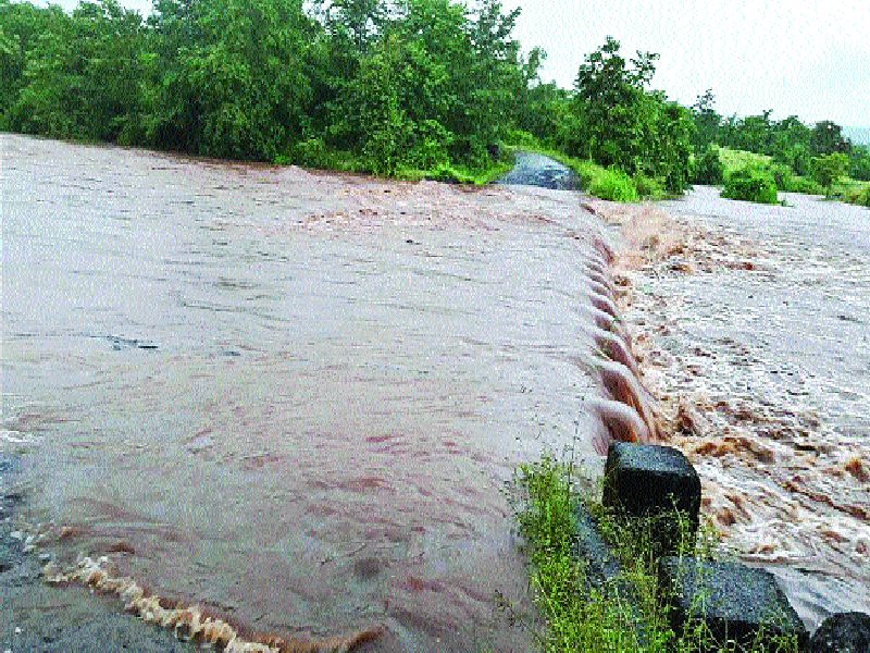 Widespread rain; Roads, pools under water | विन्हेरेत पावसाचा कहर; रस्ते, पूल पाण्याखाली